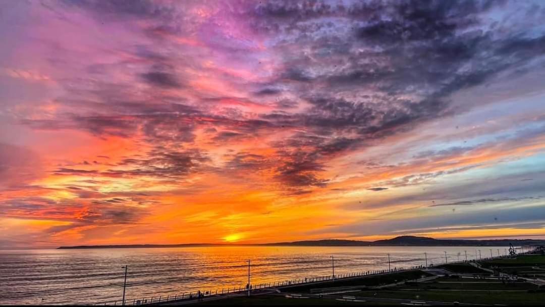 Sea Escape The Tardiis Beachfront Location Aberavon Beach Sea Views Driveway Parking Port Talbot Luaran gambar